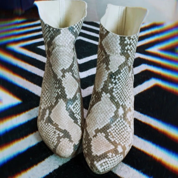🐍 PYTHON VINCE CAMUTO BOOTIES - Picture 3 of 11